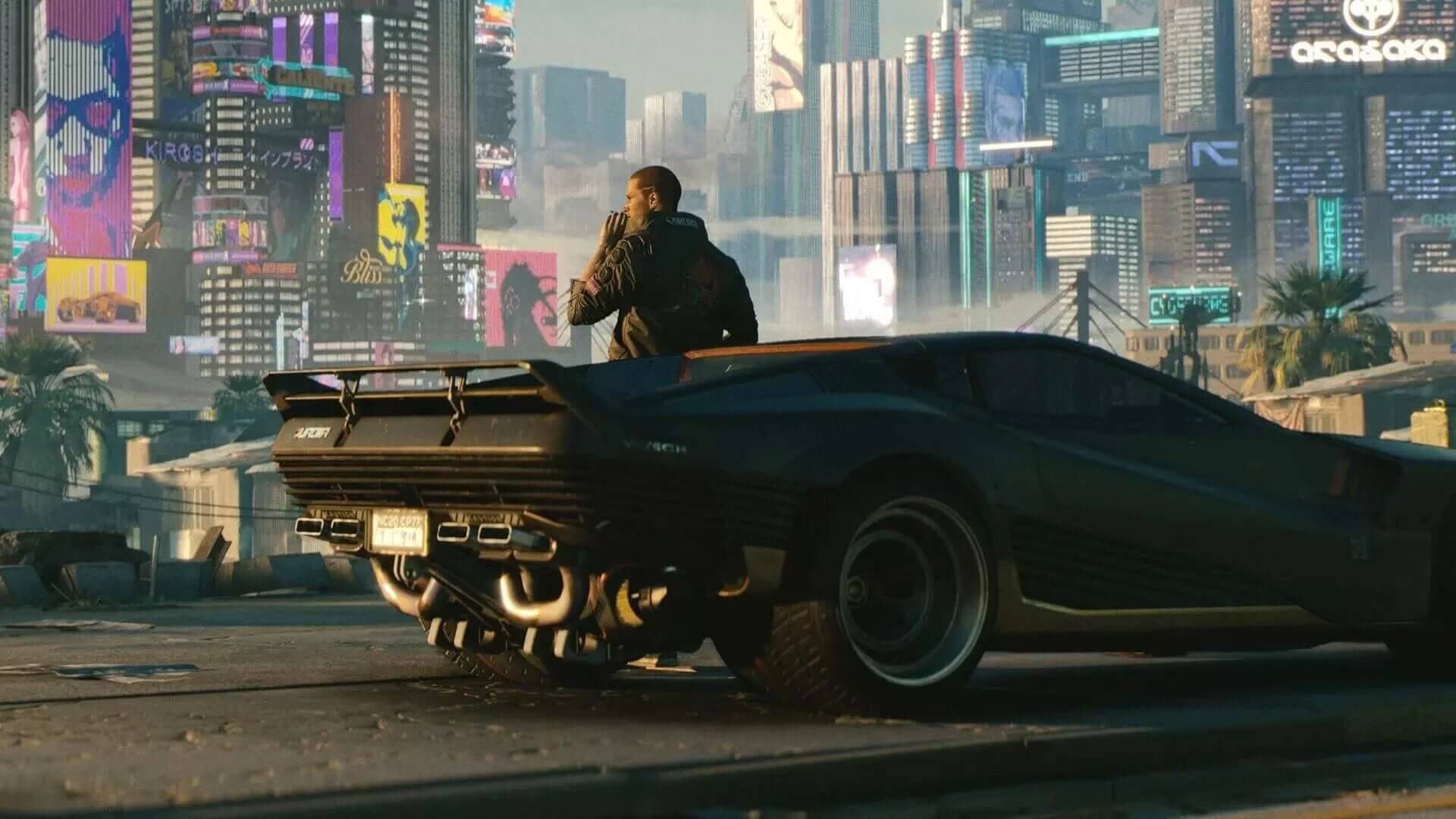 Karakter dalam game Cyberpunk 2077 sedang bersandar di luar mobil hitam